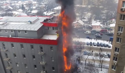 В центре Кишинева горит здание