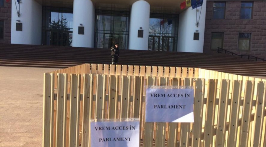 Группа журналистов протестует у парламента Республики Молдова
