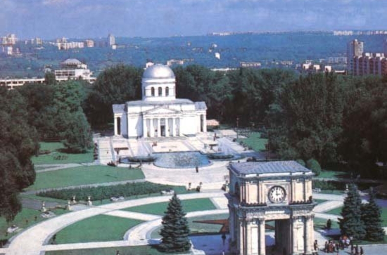 Во что мы превращаем центральную площадь столицы?