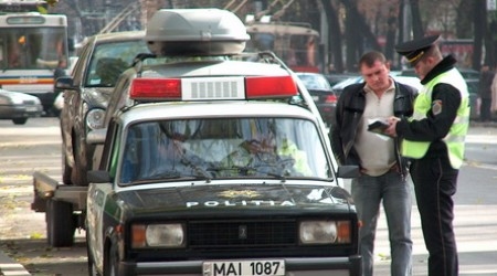 Двое полицейских арестованы при получении взятки