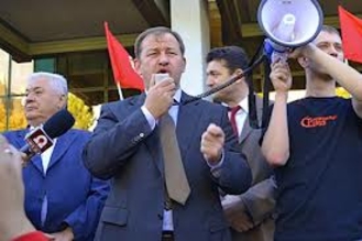 Шелину запретили входить в парламент. Но нет таких крепостей, которые не могут взять большевики...