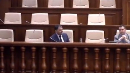 Парламент не проголосовал за вотум недоверия министру обороны