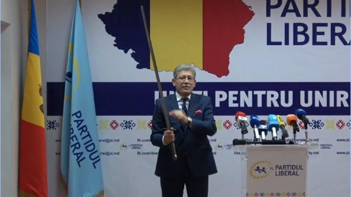 Валериу Мунтяну и Корина Фусу подали в отставку