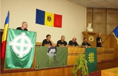 Почему генпрокурор не обращает внимания на легионерские флаги в органах власти?