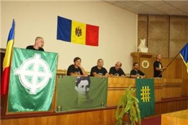Почему генпрокурор не обращает внимания на легионерские флаги в органах власти?