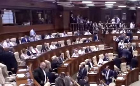 Кто из депутатов прогулял заседание парламента