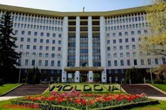 Пленарное заседание парламента: коммунисты и социалисты - бойкотируют, остальные - работают