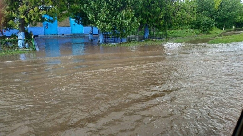 Помощь спасателей. Во многих селах спасатели откачивуют воду из погребов