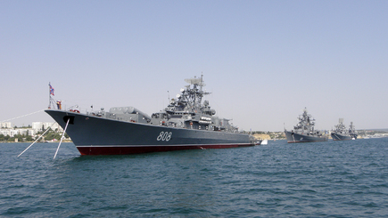 Русский военный корабль открыл огонь по рыбакам