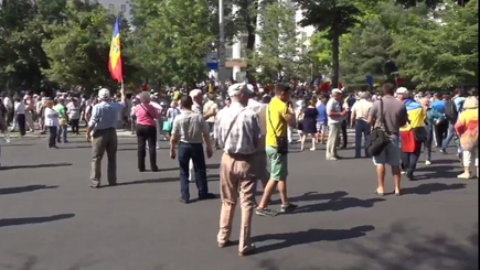 В сквере перед Парламентом прошли два митинга