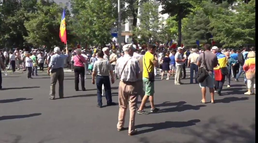 В сквере перед Парламентом прошли два митинга