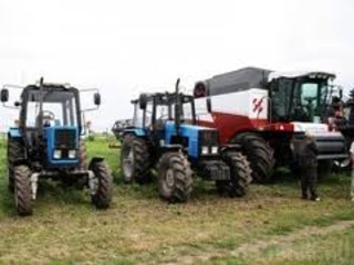 Фермеры со всей страны выставили свою сельхозтехнику вдоль некоторых национальных трасс