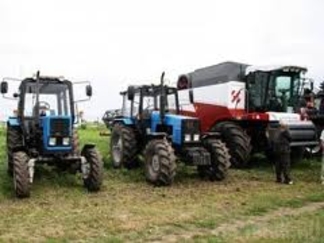 Фермеры со всей страны выставили свою сельхозтехнику вдоль некоторых национальных трасс