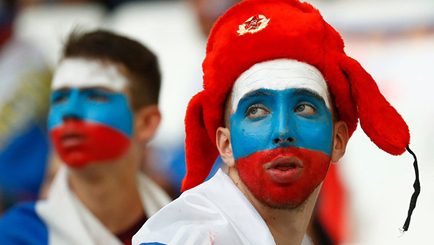 Путинская Россия — это бедный, пьяный футбольный хулиган