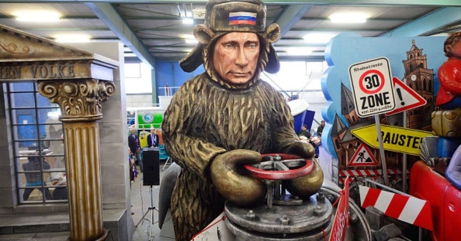 Скоро России придется упрашивать покупать ее газ, но уж никак не угрожать прекращением поставок.
