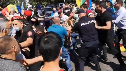 Перед посольством Армении в Кишиневе произошла массовая драка