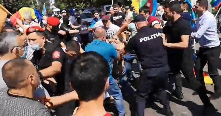 Перед посольством Армении в Кишиневе произошла массовая драка