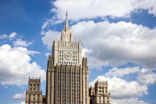 А Захарова видит бревно в своём глазу?