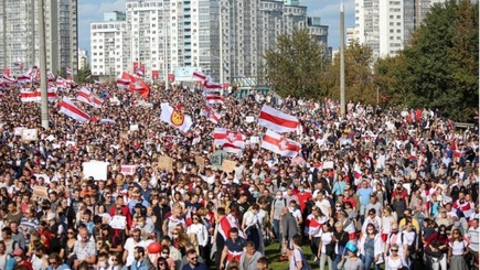 Протесты в Беларуси: десятки тысяч около резиденции Лукашенко, сотни задержанных