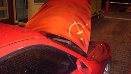 Пограничники отказались впустить в Литву Porsche с символикой СССР