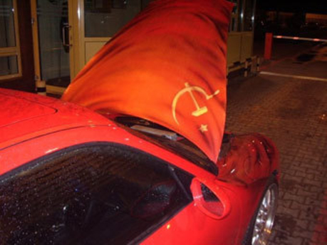 Пограничники отказались впустить в Литву Porsche с символикой СССР