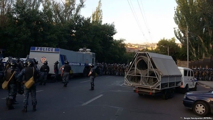 В Ереване вооруженные люди захватили здание полиции