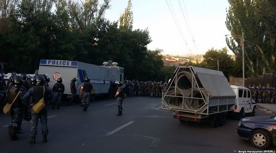 В Ереване вооруженные люди захватили здание полиции