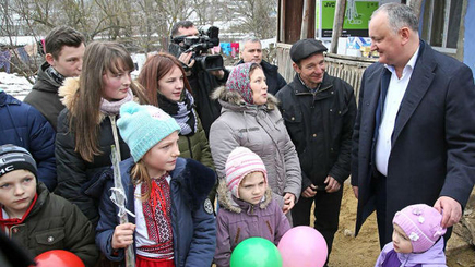 В Прощеное воскресенье президент побывал в гостях у нуждающейся семьи, воспитывающей девять детей