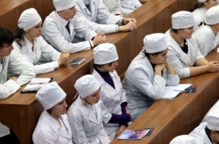 Единовременные пособия для молодых врачей, работающих в селе, вырастут вдвое