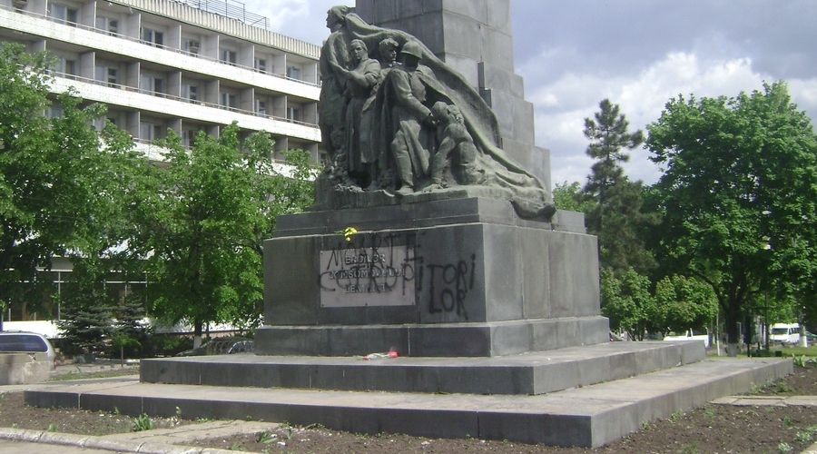 В Кишиневе осквернен памятник Героям-комсомольцам