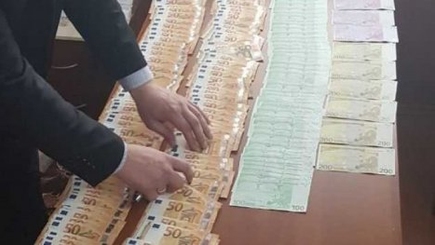 Задержан с поличным: адвокат из Тараклии попался на получении взятки в 12000 евро