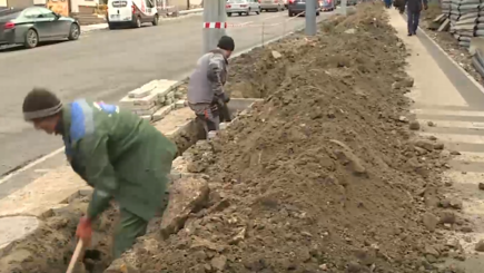 Новый тротуар в центре Кишинёва перекопали. Горожане в недоумении