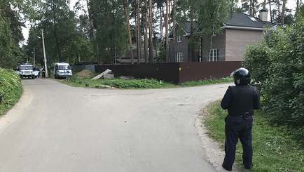 В подмосковном поселке мужчина из окна расстреливает прохожих, есть погибшие