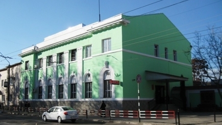 Маразм крепчает. Здание Бельцкого комиссариата полиции позеленело