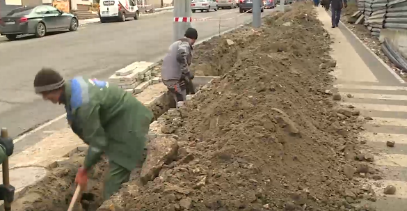 Новый тротуар в центре Кишинёва перекопали. Горожане в недоумении