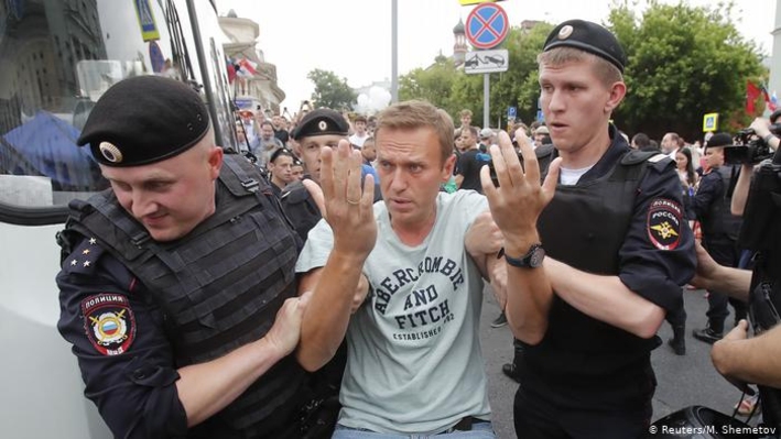 Российский оппозиционер Навальный госпитализирован из-за отравления неизвестными веществами