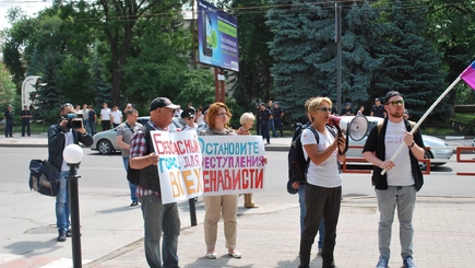 Социалисты обвинили Ренато Усатого в разрешении гей-марша