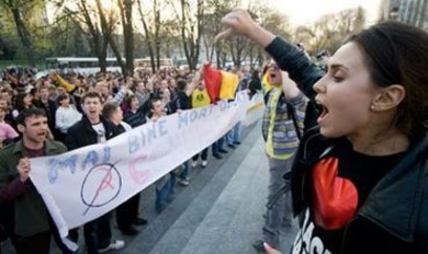Сегодня исполняется 10 лет со дня разгрома зданий парламента и администрации президента