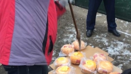 В Москве полицейские порубили ломом санкционные французские сыры
