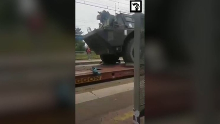 В Париж вошла военная техника