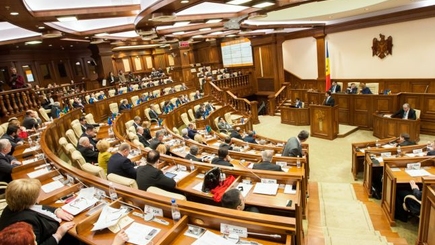 Депутаты парламента сегодня возвращаются к работе