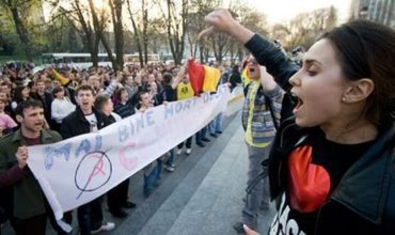 Сегодня исполняется 10 лет со дня разгрома зданий парламента и администрации президента