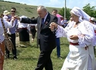 МОЛДОВА ГОРИТ, А ТИМОФТИ ПРИЧЕСЫВАЕТСЯ