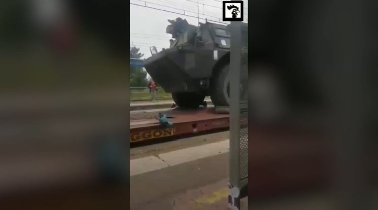 В Париж вошла военная техника
