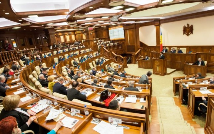 Депутаты парламента сегодня возвращаются к работе