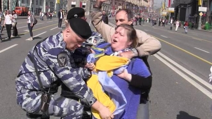 Вопрос Путину. Почему в Молдове, Украине можно участвовать  в акциях с флагом РФ, а в России нельзя с украинским флагом?