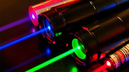 За игры с лазерными указками в аэропорту грозит штраф 9 000 леев