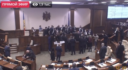 Социалисты и «Шор» приняли бюджет без обсуждения и несмотря на хаос в зале заседания