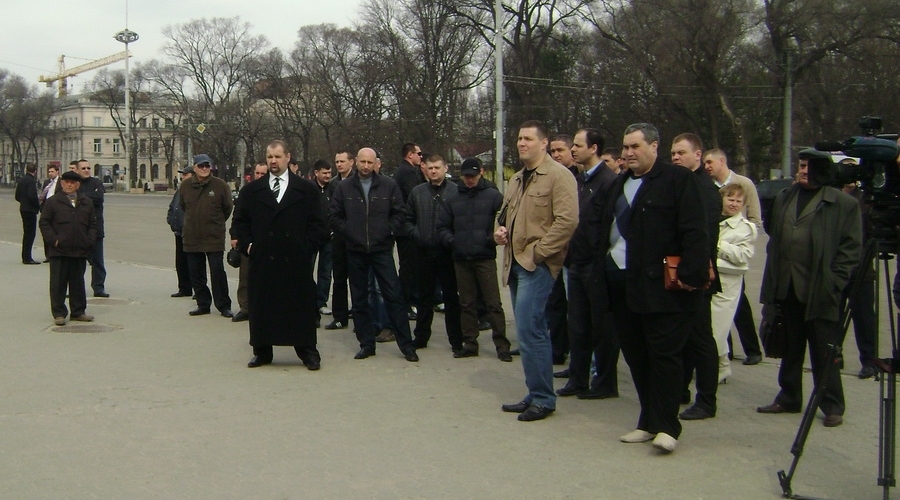 Самые смелые полицейские вышли на акцию протеста…