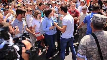 Протестующие атаковали неугодных журналистов
